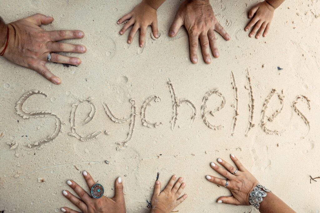 seychelles écrit sur le sable