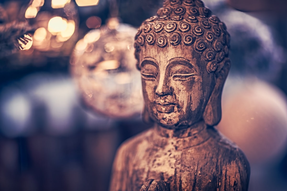 Une statue bouddha : un chemin vers le nirvana à travers la matière et la méditation