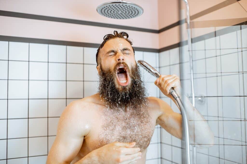 homme douche froide