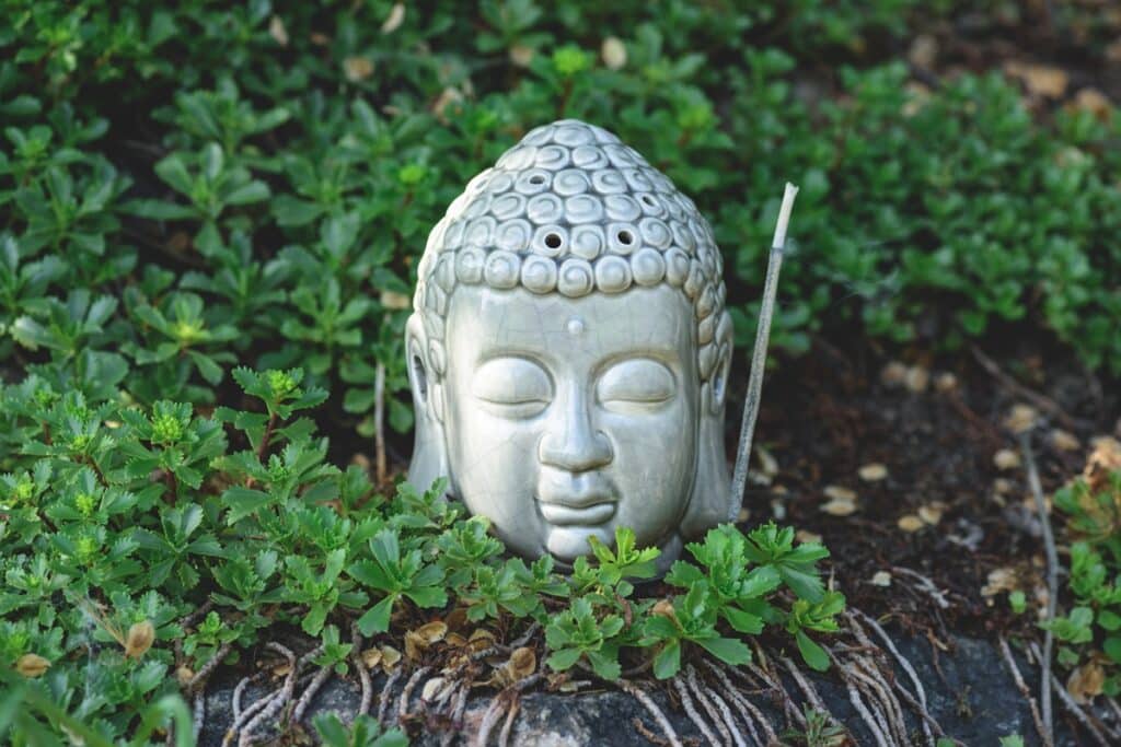 tête de bouddha dans le jardin