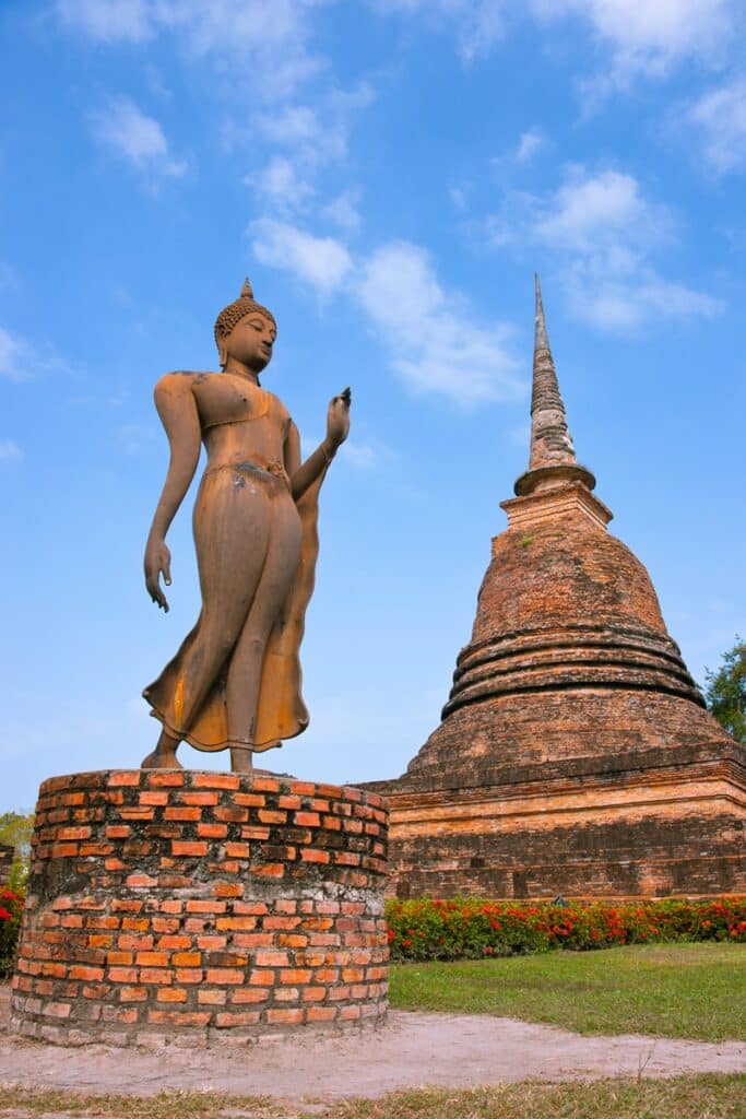 statue de Bouddha qui marche