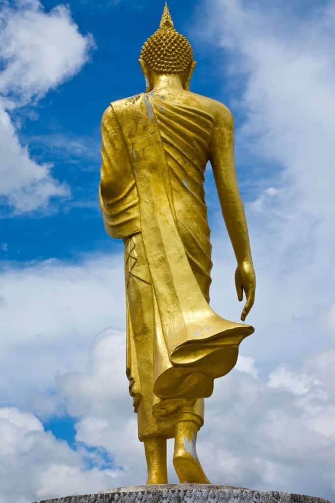 statue de Bouddha qui marche